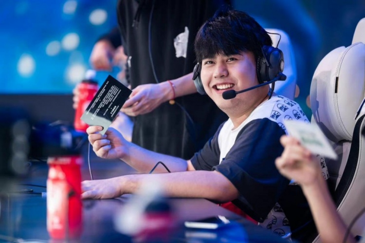 午间小憇时刻!贝林厄姆的“营销女友”,社媒发布最新性感美照.